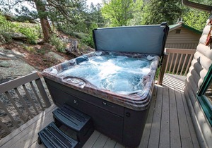 Free Standing Cabin Nestled in Rocks with Outdoor Hot Tub