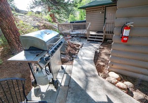 Free Standing Cabin Nestled in Rocks with Outdoor Hot Tub