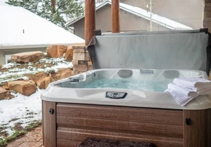Gather around the fire w/ friends, family in spacious condo w/ hot tub! #330