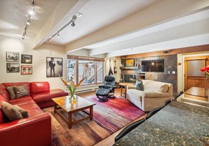 Gorgeous, dazzling condo 100 yards to gondola