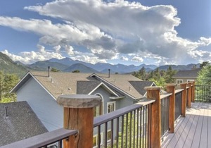 Gorgeous home with large hot tub, vast mountain views--steps from The Stanley!