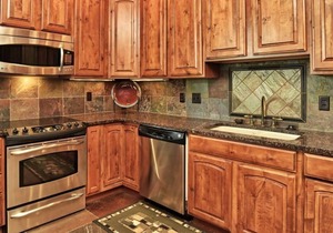 Gorgeous home with large hot tub, vast mountain views--steps from The Stanley!