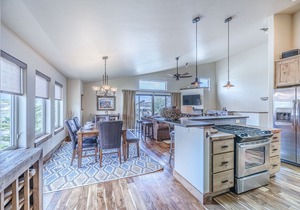 Gorgeous & perfect duplex for families. Only 10 minutes from ??Winter Park??