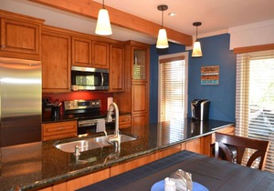 Gorgeous Snowmass Mountain Views! Balcony, W/D, Gas FP, Parking, Pool & Hot Tub. On Shuttle & Path
