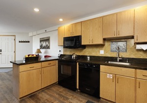 Great Location In Snowmass! Outdoor Pool, Hot Tubs, Fitness Rm. Walk To Dining/Shops/Mtn/Concerts!
