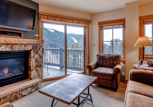 Great views, sleeps up to 8, walk to slopes, kids ski free! by RedAwning