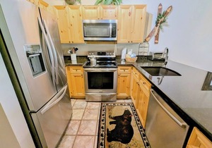 Ground-floor unit with amazing mountain views!