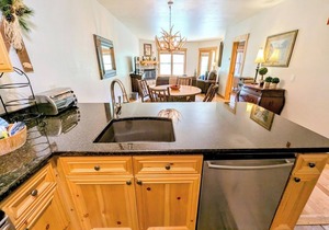 Ground-floor unit with amazing mountain views!