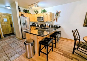 Ground-floor unit with amazing mountain views!