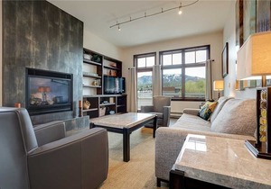 H401A by Pioneer Ridge: Downtown Luxury ~ Great Alpenglow Views ~ A/C & Grill