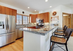 Highland Greens 66: Townhome in Breckenridge, Private Hot Tub, 2 Car Garage.