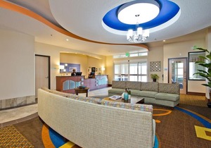 Holiday Inn Express and Suites Denver East Peoria Street