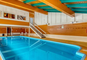 Homey condo with shared pool, hot tub, and sauna - easy access to ski resorts