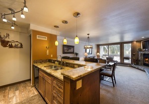 Huge 3BR/3BA Condo (2 Living Rooms facing the slopes) in the Keystone Ski Area