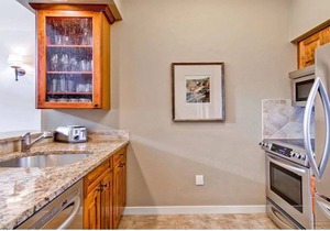 HYATT MOUNTAIN LODGE Fabulous Ski in/Ski Out 3 bdrm/3 bathroom