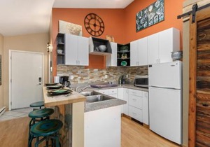 Industrial Old Town Bungalow with Free Cruiser Bikes