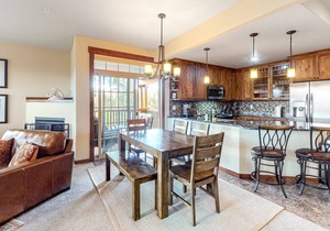 Inviting Condo w/Free WiFi, a Gas Fireplace, Washer/Dryer, & Mountain Views