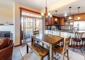 Inviting Condo w/Free WiFi, a Gas Fireplace, Washer/Dryer, & Mountain Views