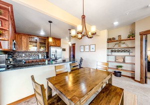 Inviting Condo w/Free WiFi, a Gas Fireplace, Washer/Dryer, & Mountain Views