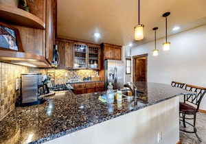 Inviting Condo w/Free WiFi, a Gas Fireplace, Washer/Dryer, & Mountain Views