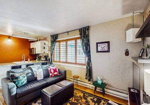 Inviting mountain-view condo with WiFi in great location near the slopes