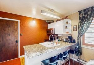 Inviting mountain-view condo with WiFi in great location near the slopes