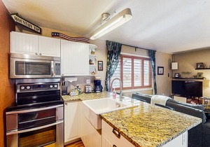 Inviting mountain-view condo with WiFi in great location near the slopes