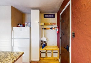 Inviting mountain-view condo with WiFi in great location near the slopes