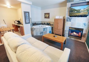 Jetted Tub Suite with River View from Patio