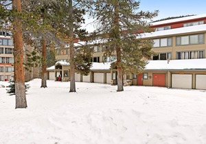 Keystone Lake villa with water-view balcony - walkable to lake