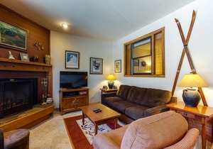 Keystone Lake villa with water-view balcony - walkable to lake