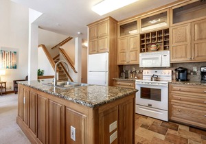 Keystone Retreat: Great Mountain Views, Hot Tub, Riverfront Deck, and Convenient Access to Ski Lifts