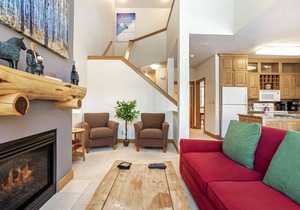 Keystone Retreat: Great Mountain Views, Hot Tub, Riverfront Deck, and Convenient Access to Ski Lifts