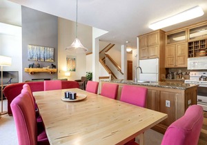 Keystone Retreat: Great Mountain Views, Hot Tub, Riverfront Deck, and Convenient Access to Ski Lifts