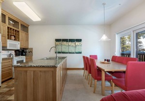 Keystone Retreat: Great Mountain Views, Hot Tub, Riverfront Deck, and Convenient Access to Ski Lifts