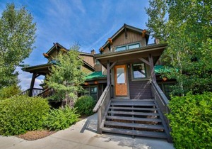 Kicking Horse Lodges 4-302