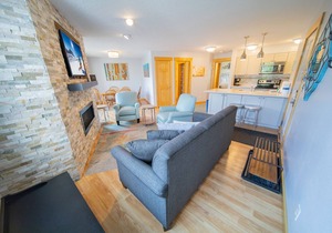 Lake Views, Updated, King Bed, Pool & Hot Tub!