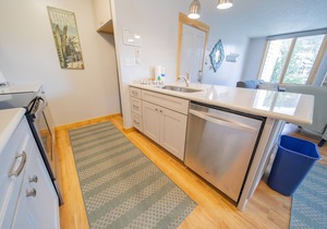 Lake Views, Updated, King Bed, Pool & Hot Tub!