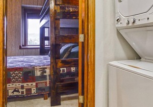 Large Beautiful Townhome, Private Hot Tub, On Shuttle Route, In Town, WIFI