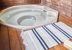 Large Beautiful Townhome, Private Hot Tub, On Shuttle Route, In Town, WIFI