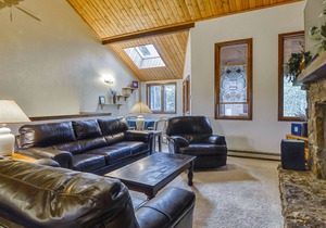 Large Beautiful Townhome, Private Hot Tub, On Shuttle Route, In Town, WIFI