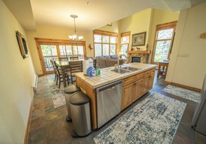 Large Condo with private parking & onsite hot tub
