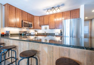 Large nicely appointed condo, giant deck, free WiFi, Heated garage parking