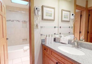 Laurelwood Condominiums 406