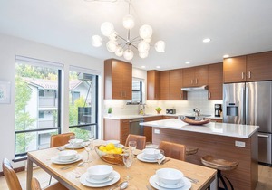 Light-filled hidden gem w/garage, hot tub access