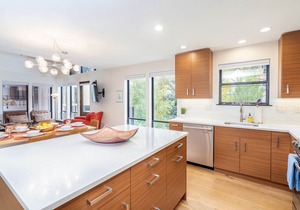 Light-filled hidden gem w/garage, hot tub access