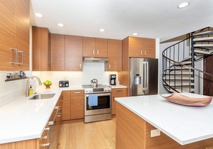 Light-filled hidden gem w/garage, hot tub access