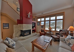 LOCATION! Walk to Music and Restaurants! Quick Shuttle to slopes 603