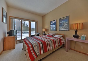 LOCATION! Walk to Music and Restaurants! Quick Shuttle to slopes 603