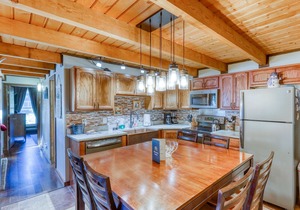 Lofted mountain condo w/ great view & shared hot tub/pool/gym/game room/sauna!